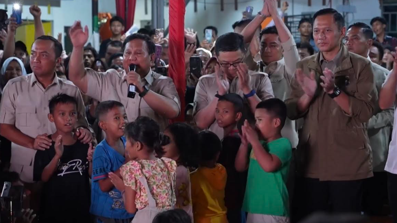 Prabowo dan Menteri Nyanyikan Lagu Kebangsaan di Tengah Pengungsian